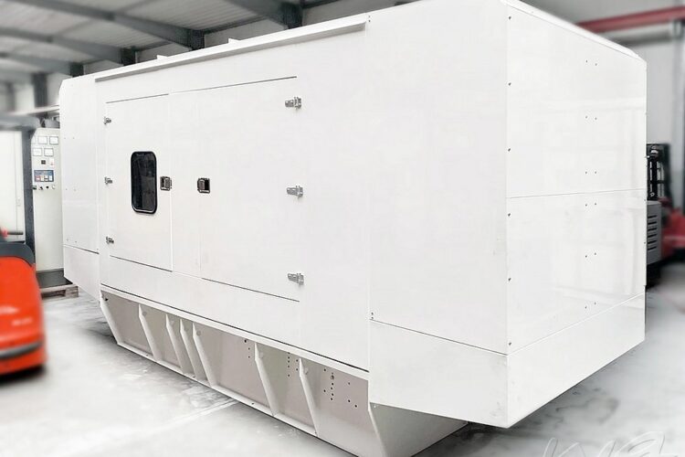 800 kVA schallgedämmtes MTU Kompaktaggregat zur Ersatzstromversorgung bei Netzausfall