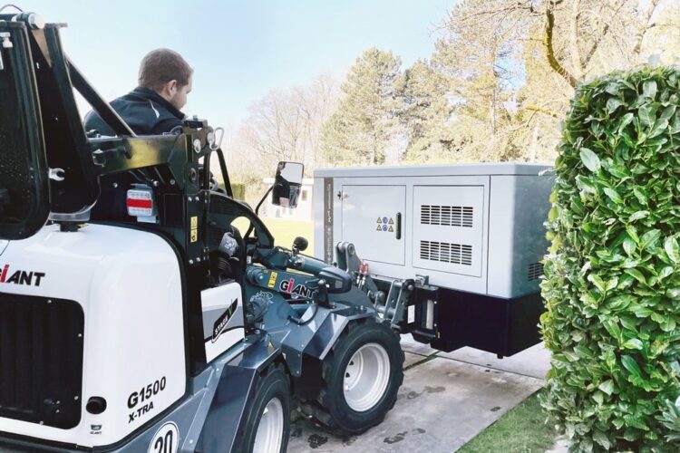 Anlieferung einer Notstromanlage auf engen Raum